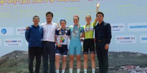 Il podio della prima tappa del Tour of Zhoushan Island con la vincitrice Arianna Fidanza