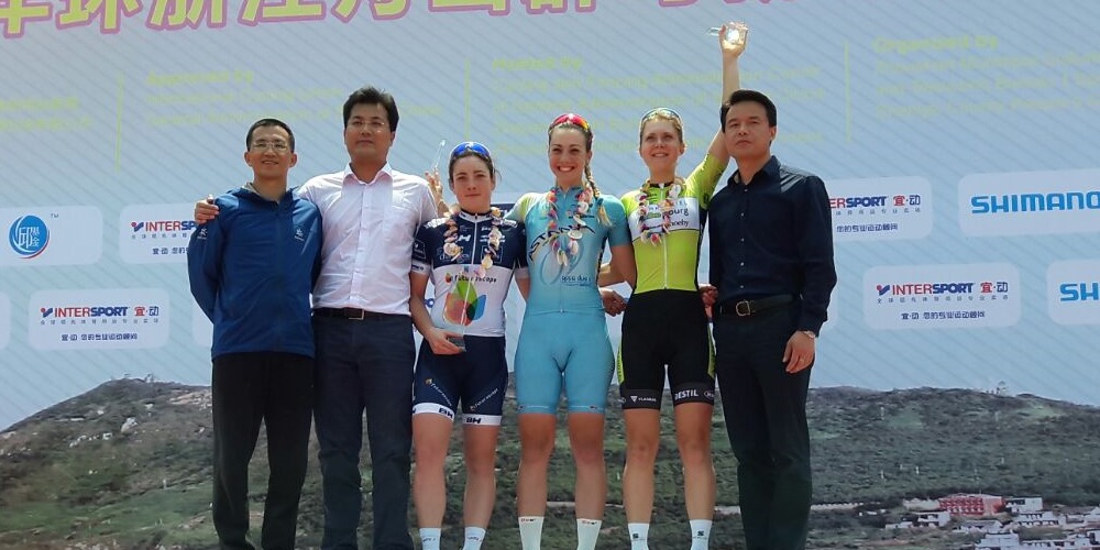Il podio della prima tappa del Tour of Zhoushan Island con la vincitrice Arianna Fidanza