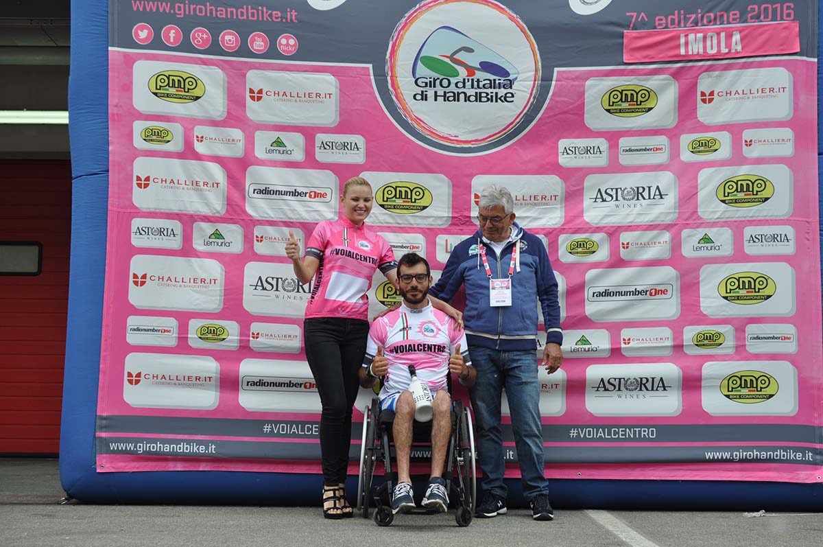 Premiazione della maglia rosa Matteo Durante