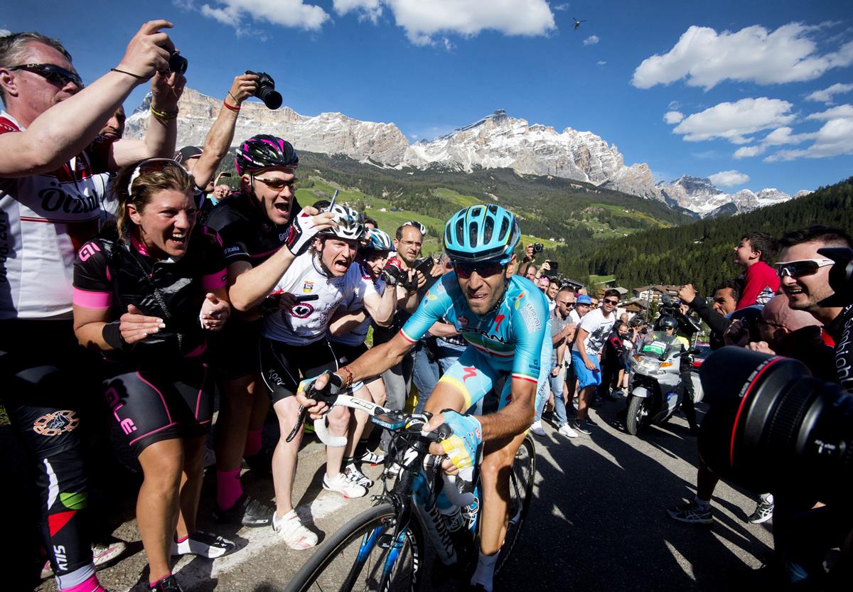 Vincenzo Nibali incitato dai tifosi in salita