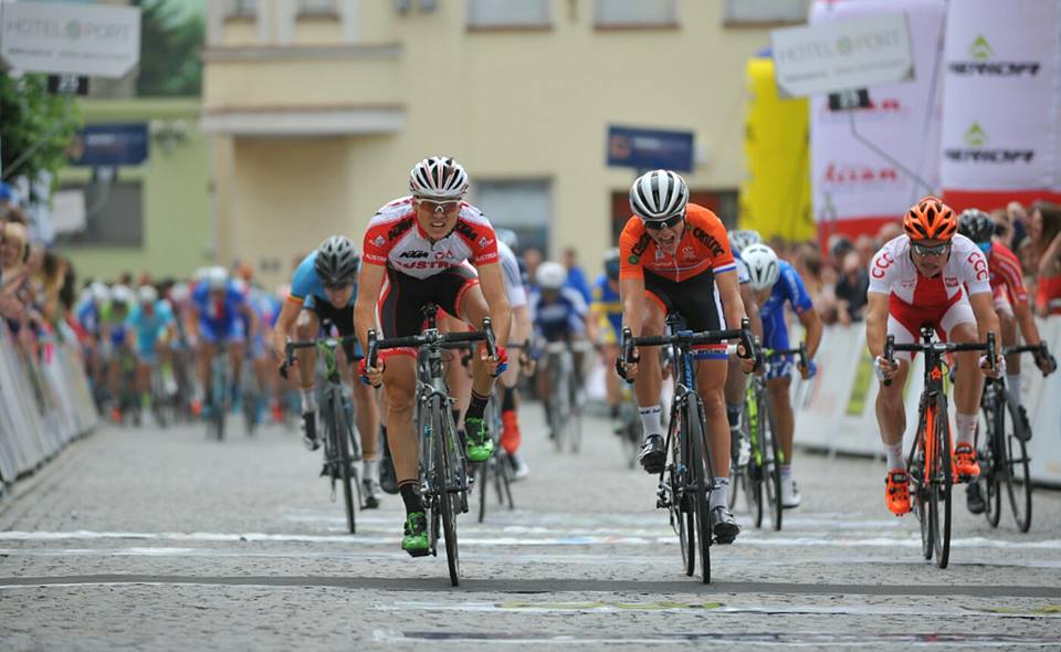 La volata che ha deciso la prima tappa della Corsa della Pace