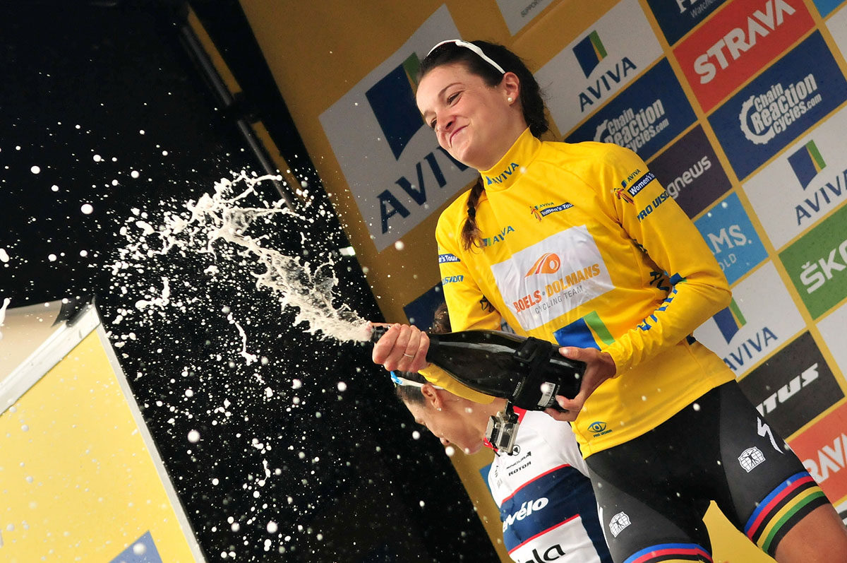 Lizzie Armitstead festeggia la vittoria finale nell'Aviva Women's Tour