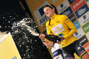 Lizzie Armitstead festeggia la vittoria finale nell'Aviva Women's Tour