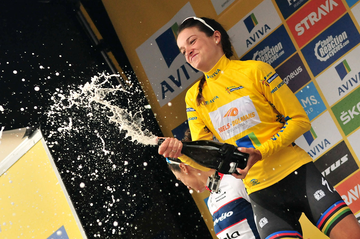 Lizzie Armitstead festeggia la vittoria finale nell'Aviva Women's Tour