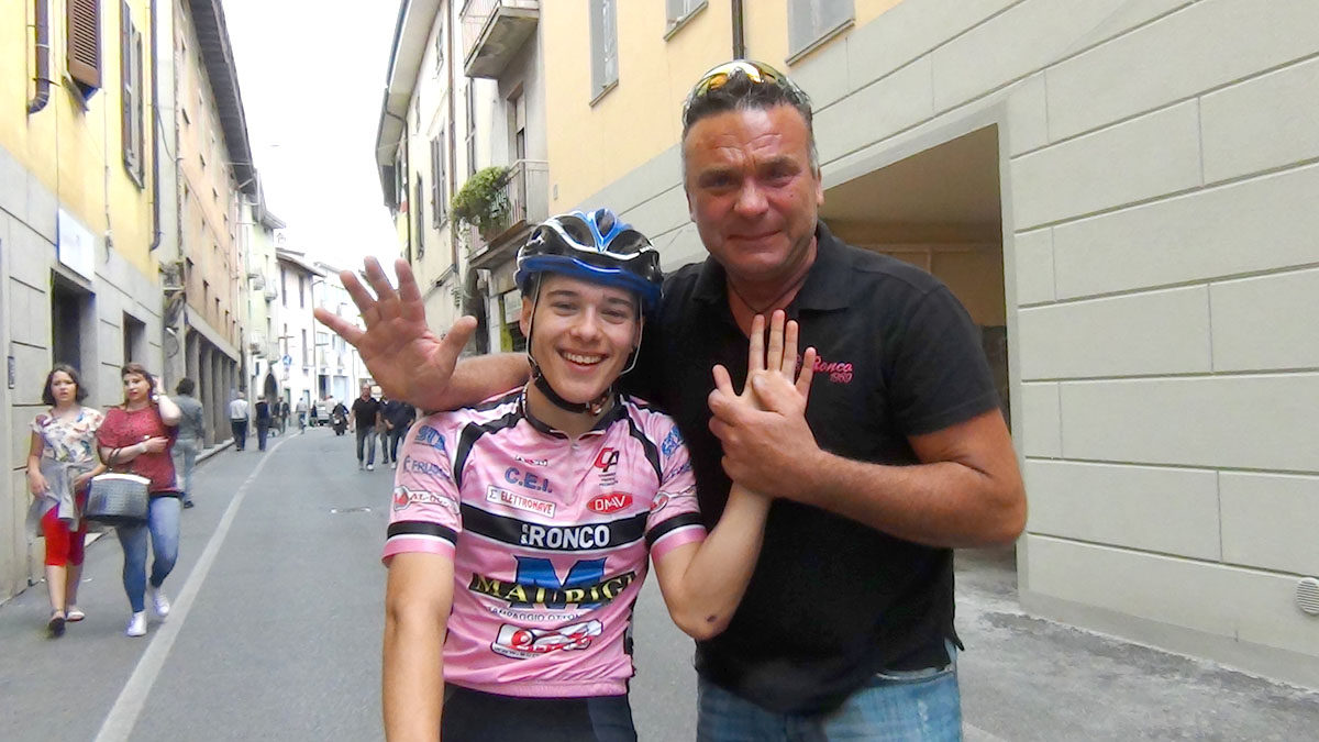 Tomas Trainini con il direttore sportivo festeggia la quinta affermazione stagionale