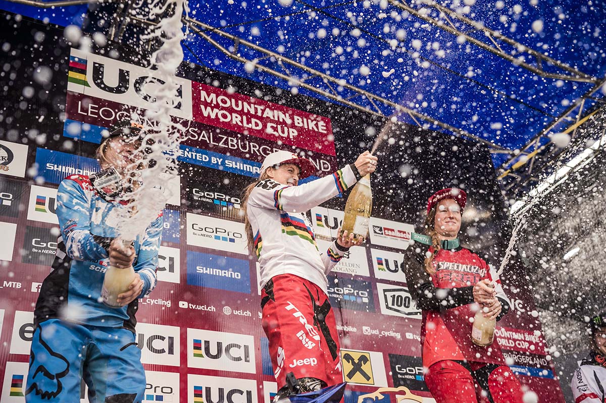 Tahnee Seagrave, Rachel Atherton e Miranda Miller festeggiano sul podio di Leogang