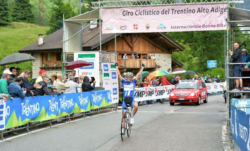 La vittoria della campionessa d'Europa Katarzyna Niewiadoma apre il Giro del Trentino Femminile