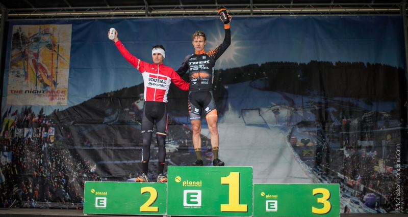 Il podio maschile della prima tappa con i due italiani Porro e Mensi