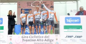 La Rabo-Liv festeggia la vittoria sul podio