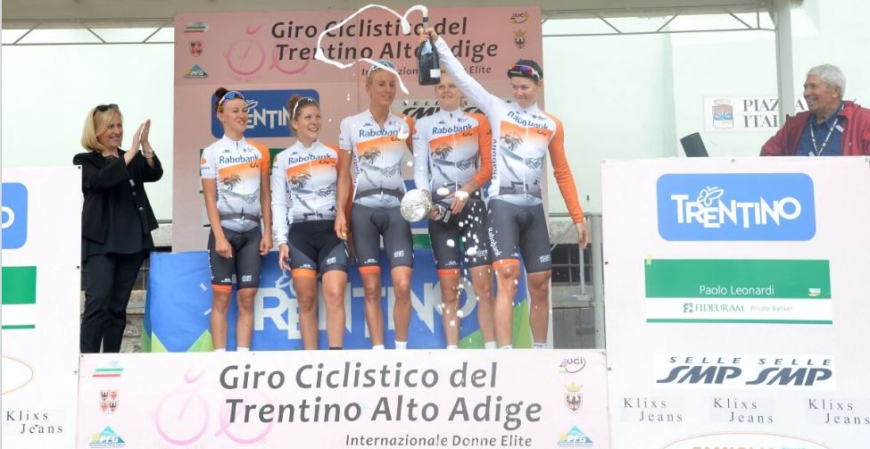 La Rabo-Liv festeggia la vittoria sul podio