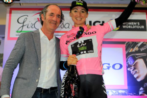 La canadese Leah Kirchmann prima maglia rosa premiata da Zaia