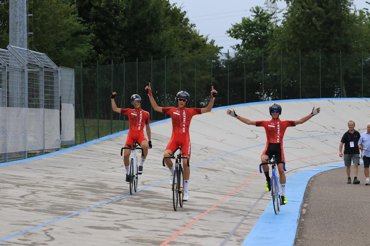 I veneti festeggiano la vittoria del titolo italiano nell'Inseguimento a squadre