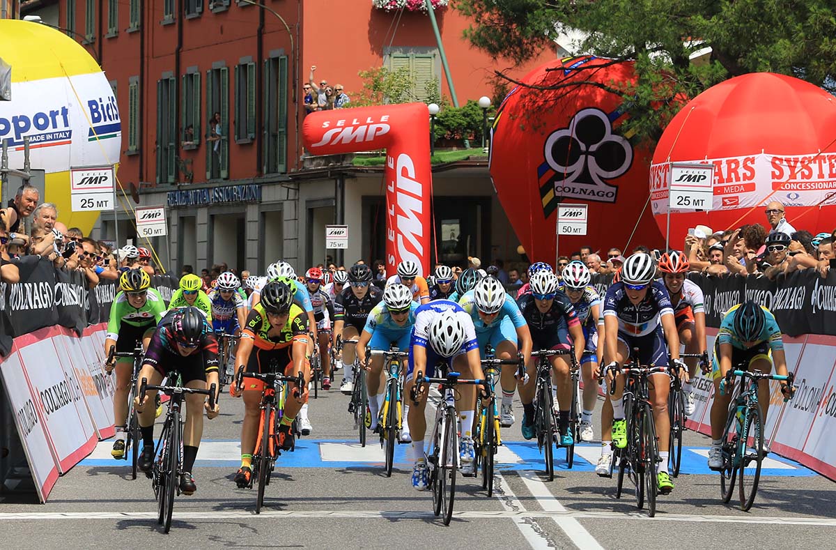 La volata vinta da Tiffany Cromwell sul traguardo di Lovere