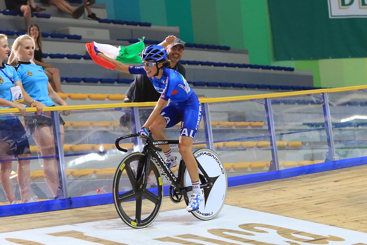 Elisa Balsamo festeggia la vittoria del titolo europeo dell'Omnium