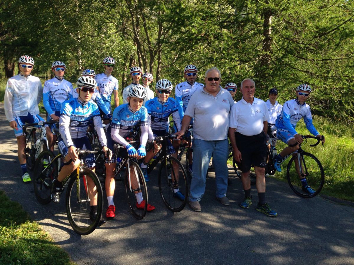 I ragazzi in ritiro con i presidenti Mario Duccini e Giuseppe Maffeis