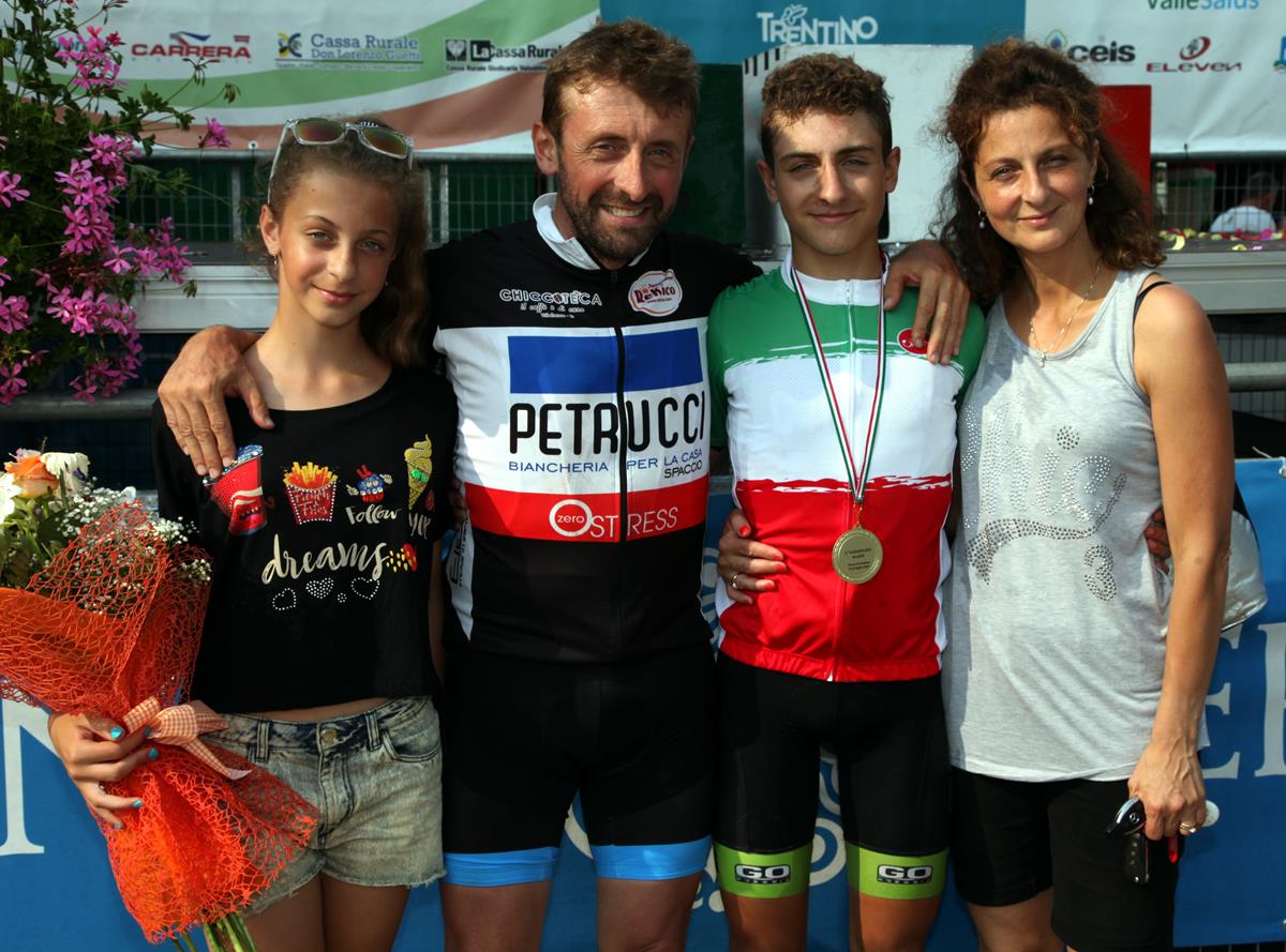 Il campione italiano Mattia Petrucci con i genitori e la sorella Alice