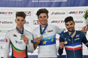 Filippo Ganna sul podio da campione europeo dell'Inseguimento individuale