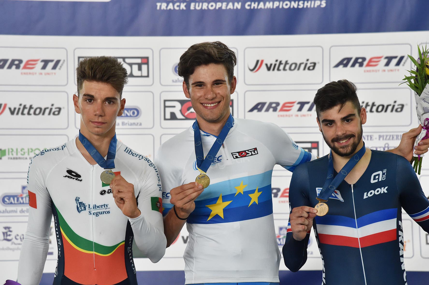 Filippo Ganna sul podio da campione europeo dell'Inseguimento individuale