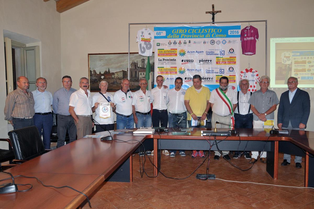 Tutto il gruppo di autorità e rappresentanti delle società organizzatrici