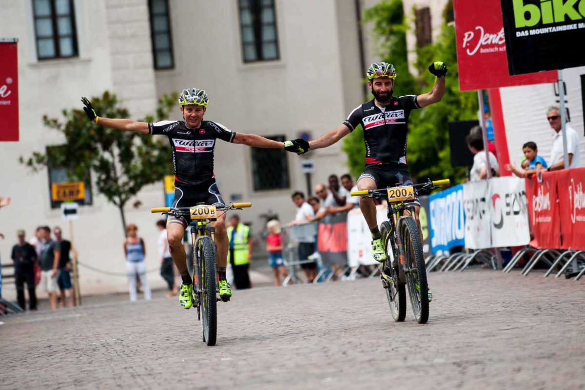 La prima vittoria alla Bike Transalp di Tony Longo e Johnny Cattaneo