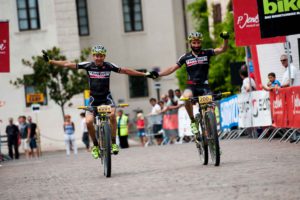 La prima vittoria alla Bike Transalp di Tony Longo e Johnny Cattaneo