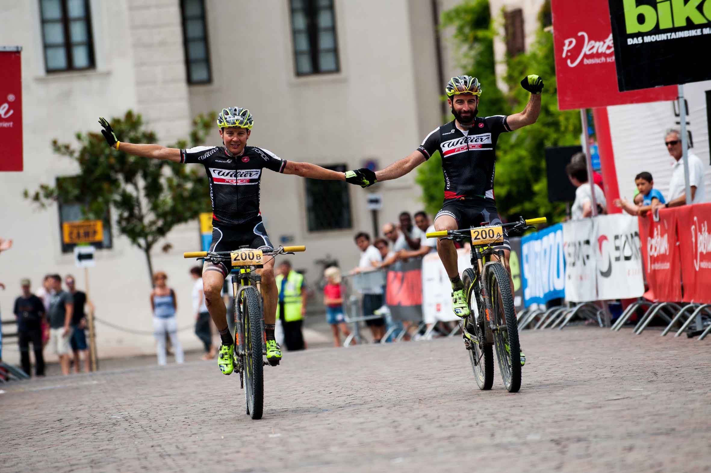 La prima vittoria alla Bike Transalp di Tony Longo e Johnny Cattaneo