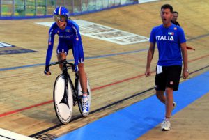 Il CT Edoardo Salvoldi incita Elisa Balsamo