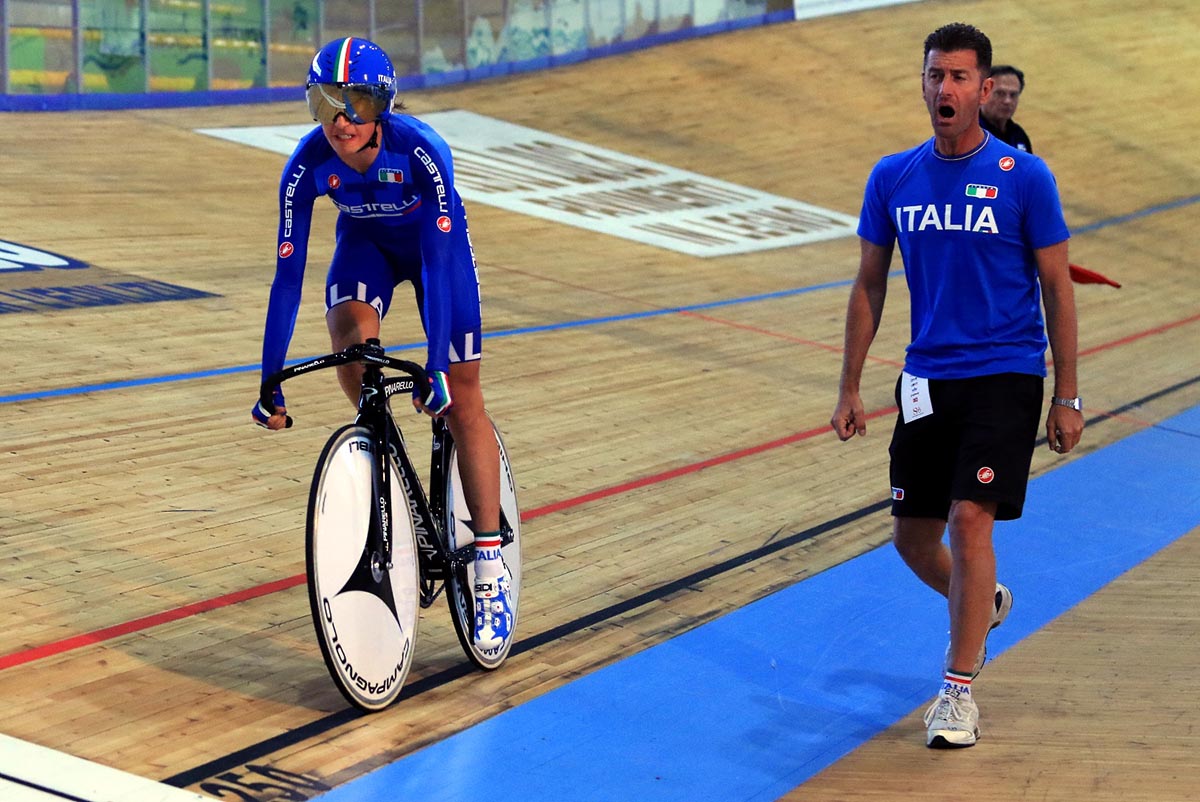 Il CT Edoardo Salvoldi incita Elisa Balsamo