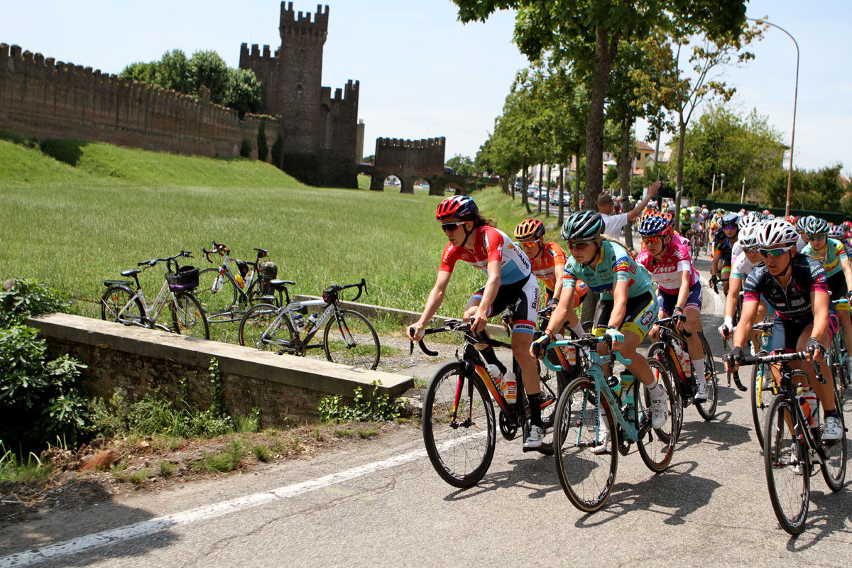 Un suggestivo passaggio della terza tappa del Giro Rosa