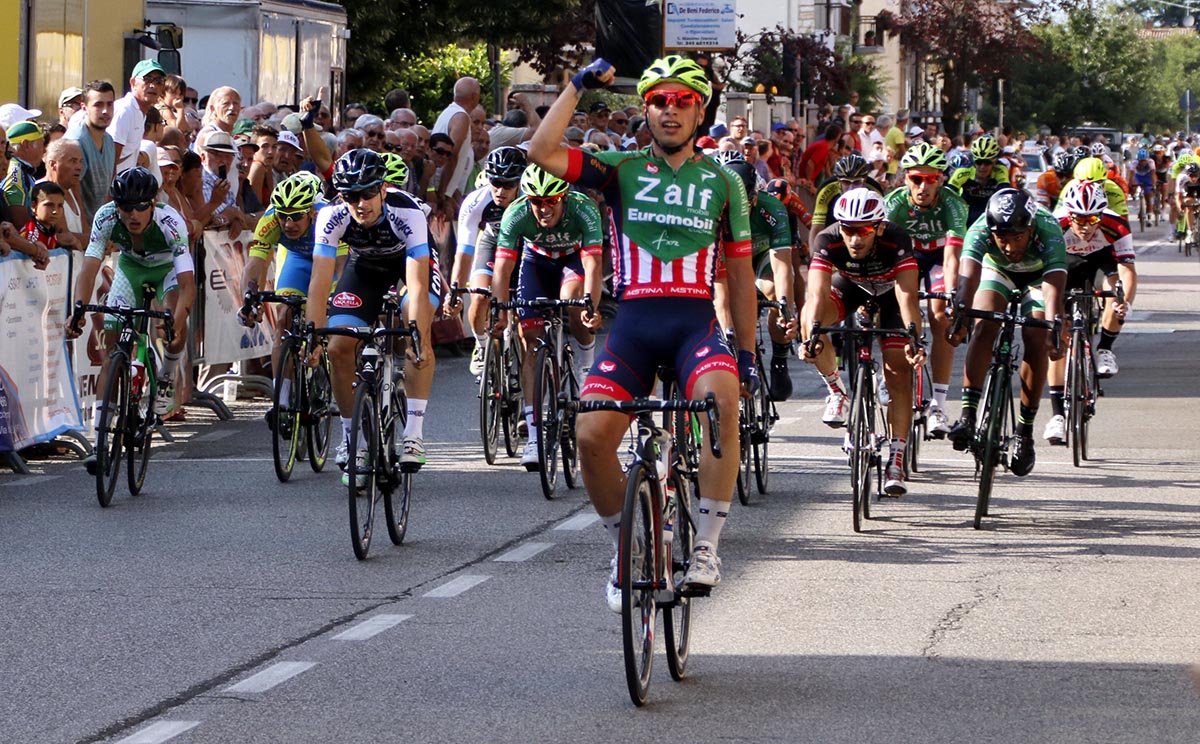 La volata vincente di Marco Maronese a Caselle di Sommacampagna