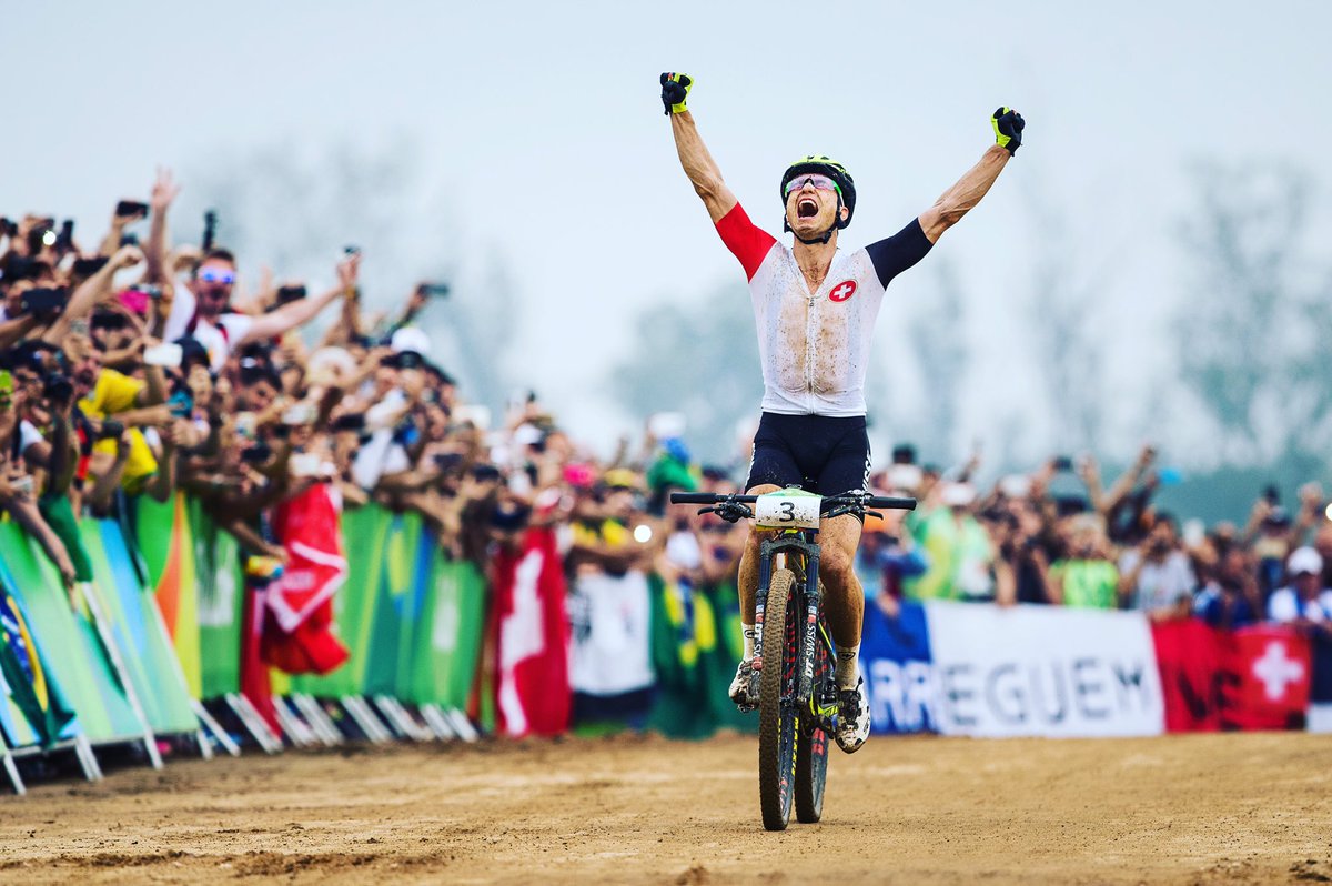 Nino Schurter festeggia a Rio il primo oro olimpico