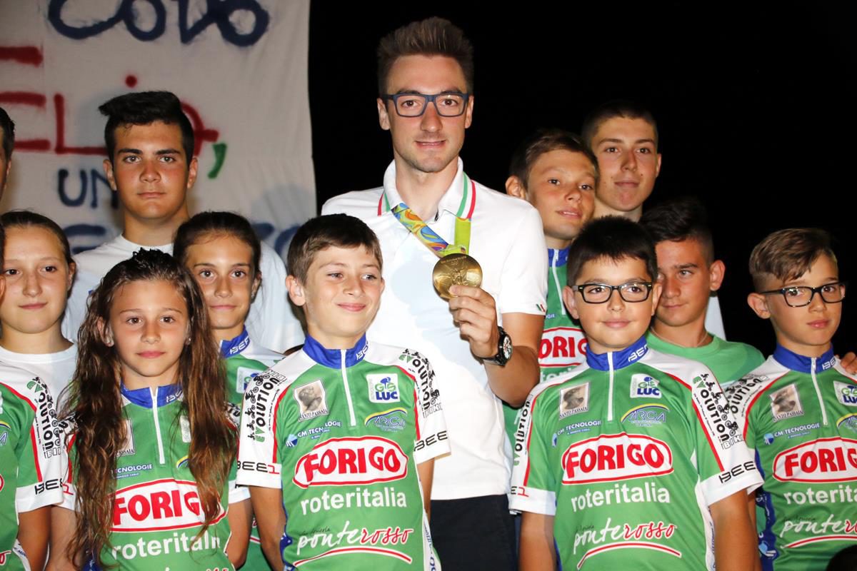 Il campione olimpico Elia Viviani con i ragazzi del Gs Luc Bovolone