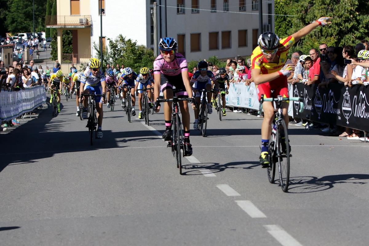 Manuel Oioli fa l'inchino per festeggiare la vittoria di Monticelli Brusati
