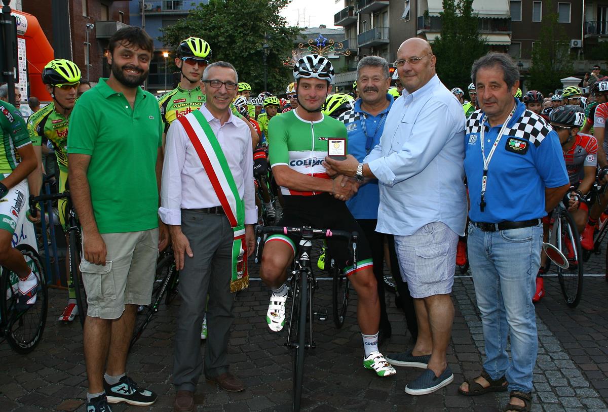 Il campione italiano Simone Consonni premiato dagli organizzatori