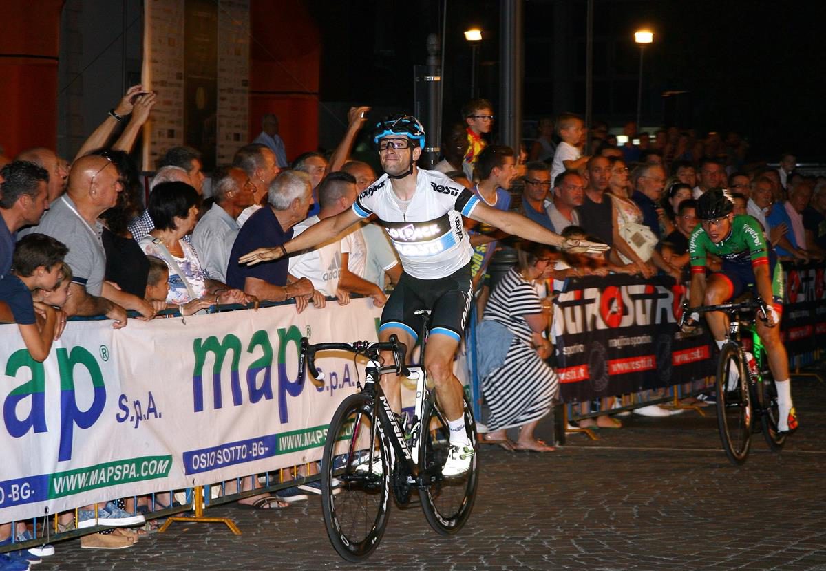 La vittoria di Riccardo Minali nella Notturna di Osio Sotto