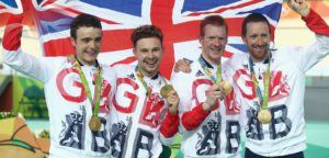 Festa della Gran Bretagna che si conferma campionessa olimpica dell'Inseguimento a squadre