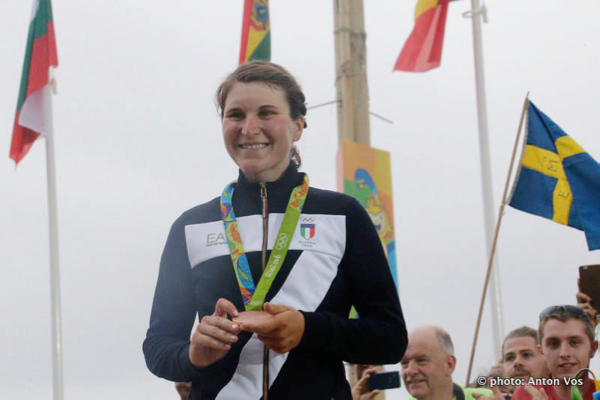 Elisa Longo Borghini si gode la sua medaglia di bronzo