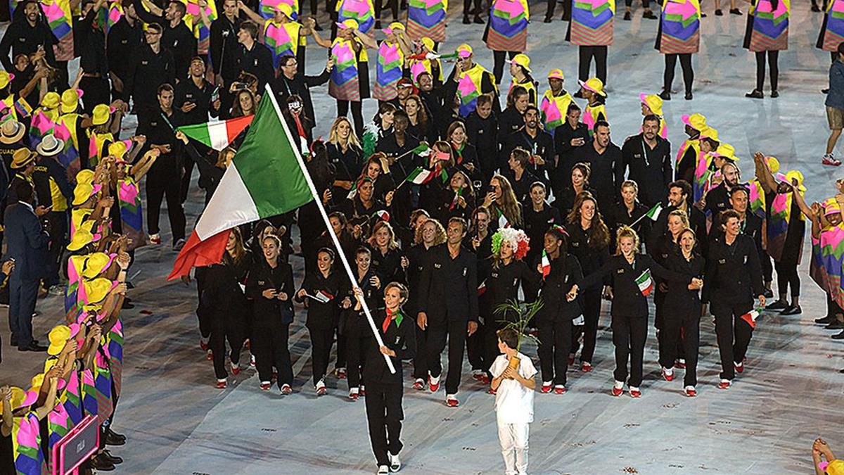 La delegazione italiana sfila durante la cerimonia inaugurale guidata dalla portabandiera Federica Pellegrini