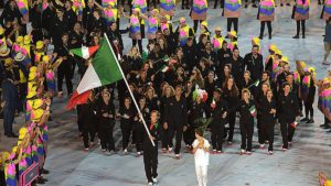 La delegazione italiana sfila durante la cerimonia inaugurale guidata dalla portabandiera Federica Pellegrini