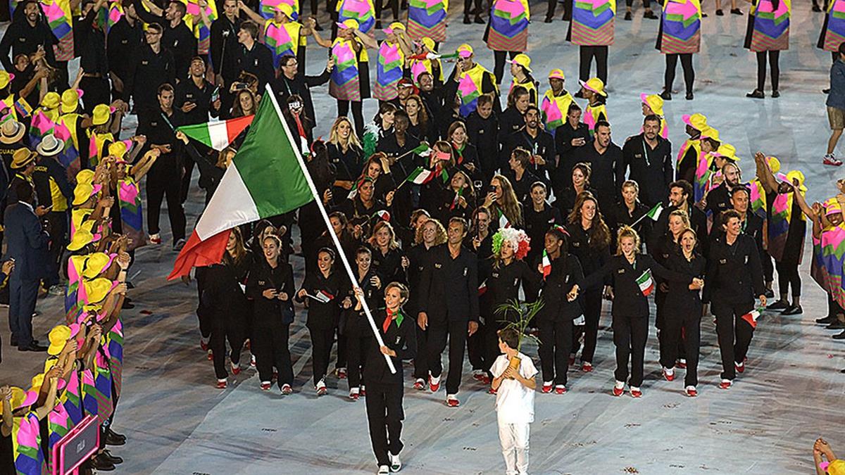La delegazione italiana sfila durante la cerimonia inaugurale guidata dalla portabandiera Federica Pellegrini