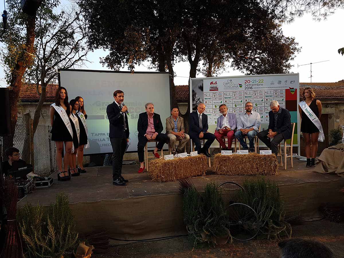 Un momento della presentazione con le autorità presenti