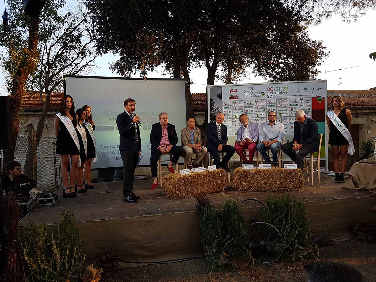 Un momento della presentazione con le autorità presenti