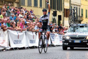 Fausto Masnada solitario sul traguardo di Figline Valdarno