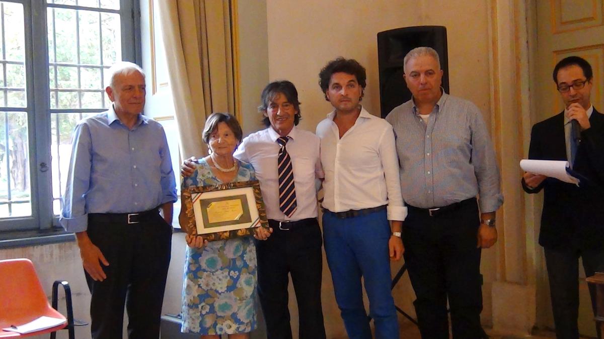 Il momento della consegna del Memorial Giulio Mauri alla moglie