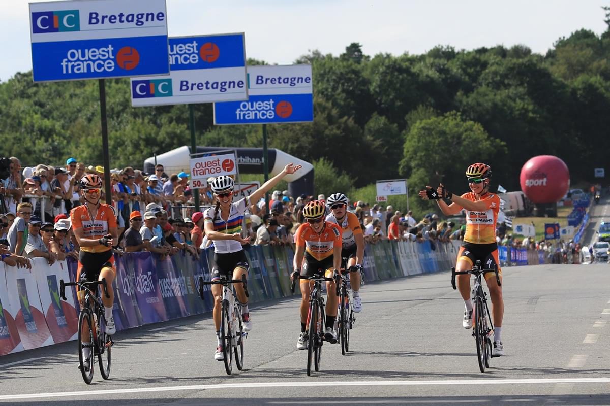 Le compagne celebrano l'arrivo di Evelyn Stevens a Plouay