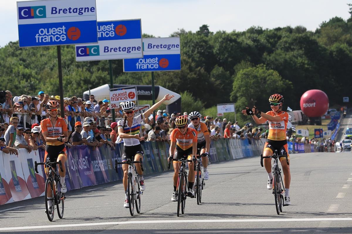 Le compagne celebrano l'arrivo di Evelyn Stevens a Plouay