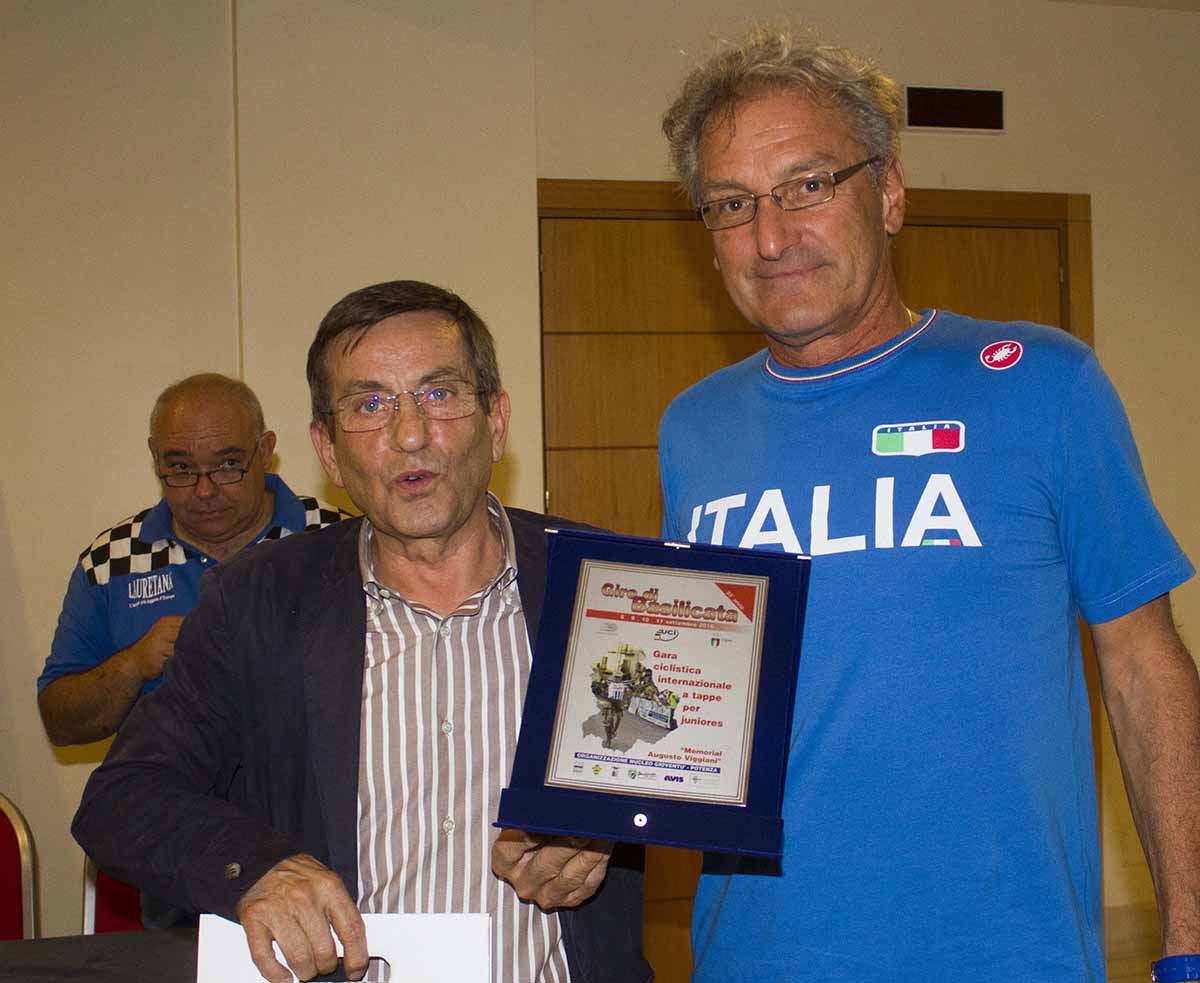 Vincenzo Sileo, presidente del Comitato Organizzatore, premia il CT azzurro Rino De Candido