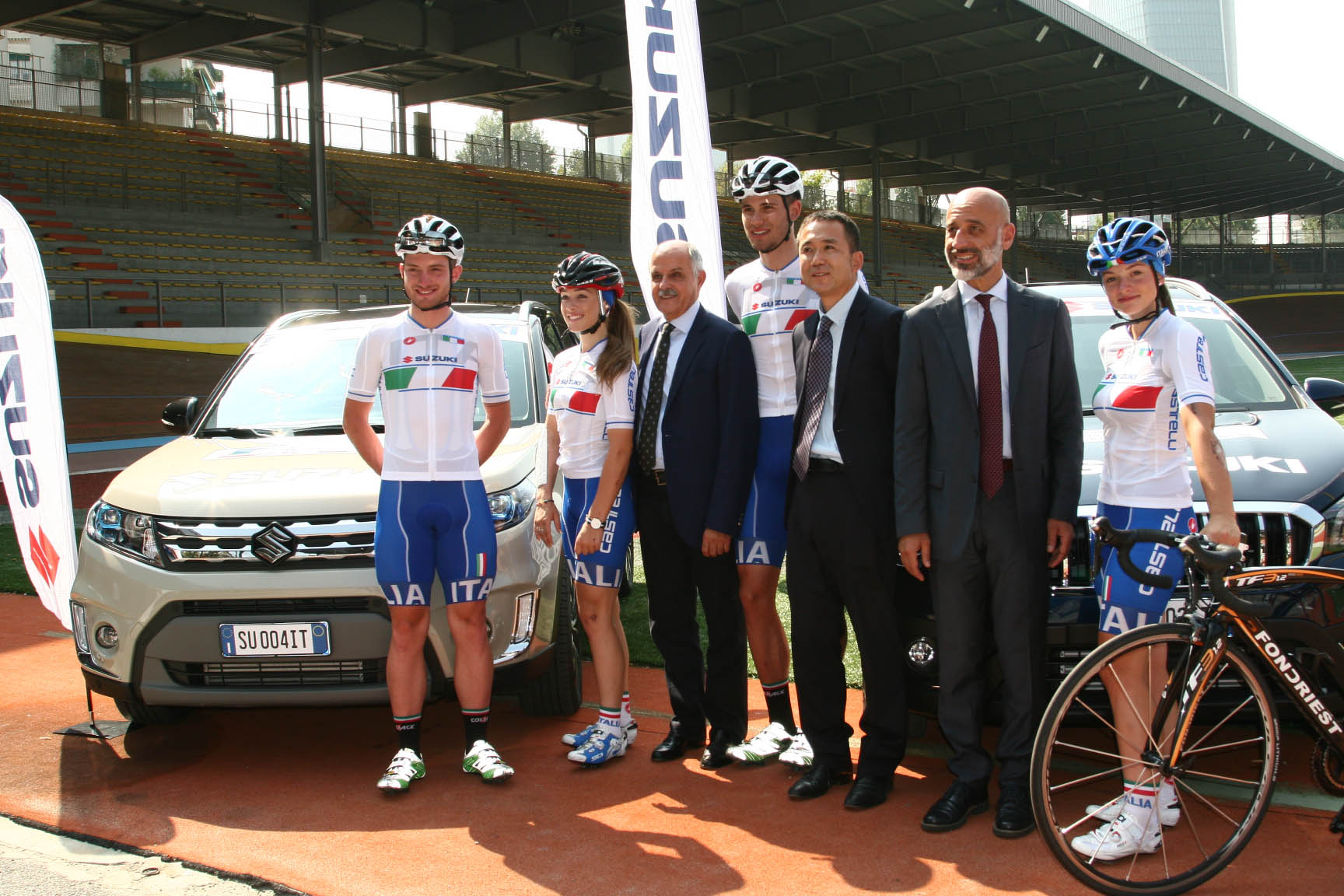 Gli azzurri con la nuova maglia al Vigorelli