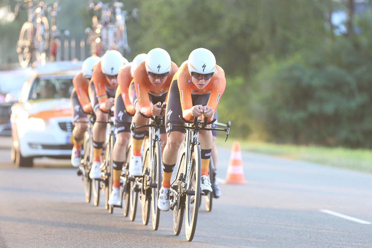 La Boels Dolmans in azione durante la cronosquadre