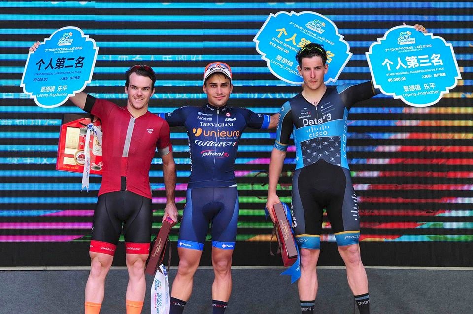 Matteo Malucelli sul podio dopo la vittoria